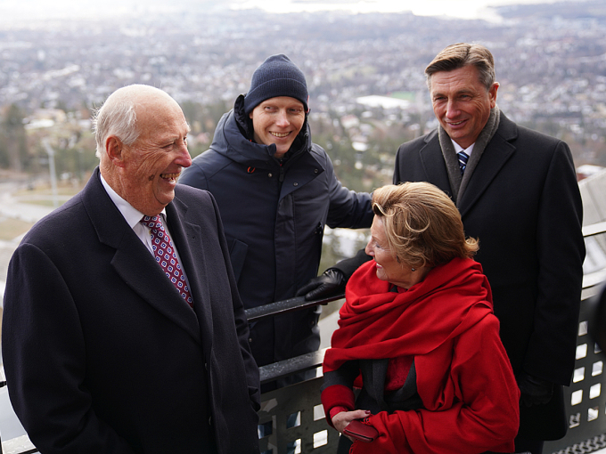 Kongeparet og President Pahor hadde en erfaren guide i Bjørn Einar Romøren i hopptårnet i Holmenkollen. Foto: Sara Svanemyr, Det kongelige hoff